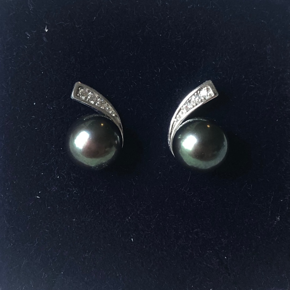 NWT Black Freshwater Pearl Earrings
